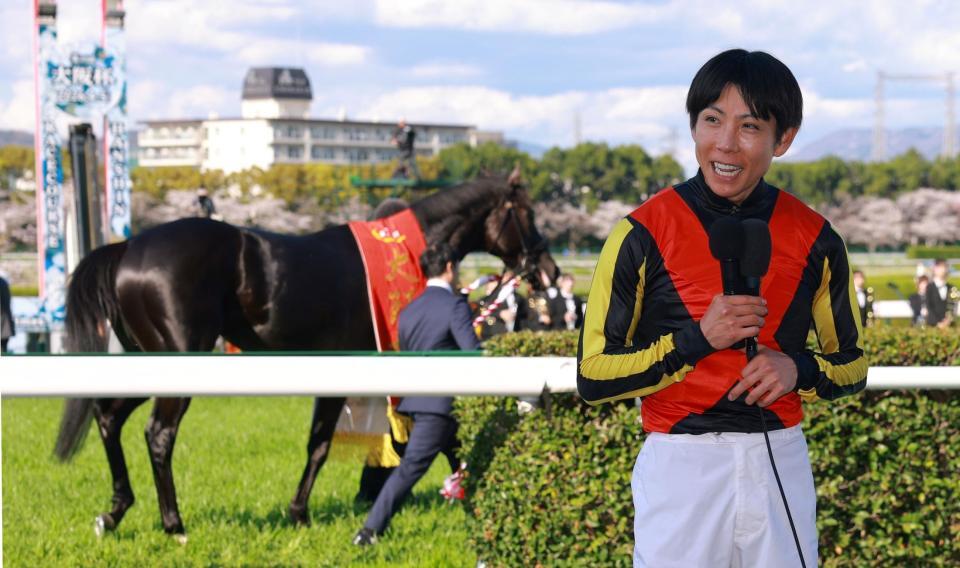 勝利インタビューで笑顔を見せる北村友一（撮影・石湯恒介）
