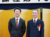 ＪＲＡ競馬学校に騎手課程45期生として入学した石神龍貴さん（右）と父の石神深一騎手