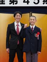 ＪＲＡ競馬学校に騎手課程45期生として入学した五十嵐翼さん（右）と父の五十嵐雄祐騎手