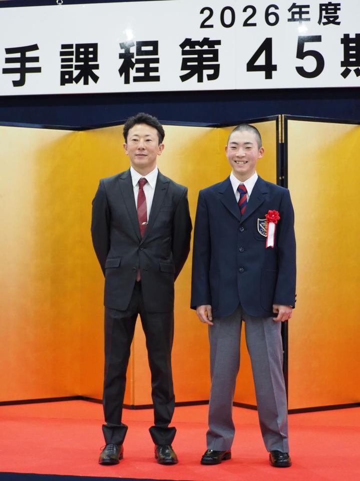 ＪＲＡ競馬学校に騎手課程45期生として入学した石神龍貴さん（右）と父の石神深一騎手