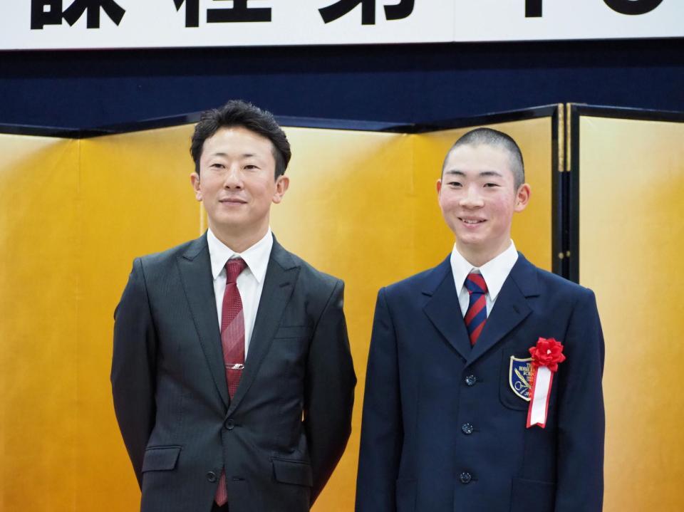 ＪＲＡ競馬学校に騎手課程45期生として入学した石神龍貴さん（右）と父の石神深一騎手