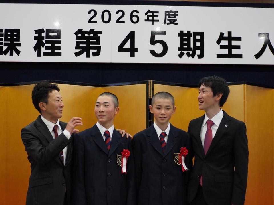ＪＲＡ競馬学校の騎手課程第45期生入学式に出席した（左から）石神深一騎手、石神龍貴さん、五十嵐翼さん、五十嵐雄祐騎手