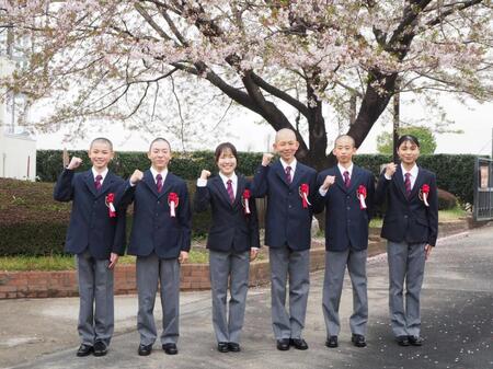 ＪＲＡ競馬学校の騎手課程４５期生として入学した（左から）五十嵐翼さん、石神龍貴さん、大垣奈々さん、勝嵜文哉さん、新原泰伸さん、山田向日葵さん