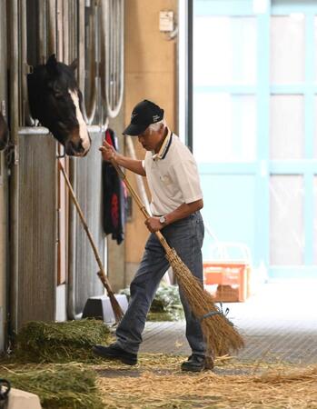 厩舎の掃除をする国枝栄元調教師（撮影・持木克友）