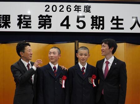 ＪＲＡ競馬学校の騎手課程第45期生入学式に出席した（左から）石神深一騎手、石神龍貴さん、五十嵐翼さん、五十嵐雄祐騎手