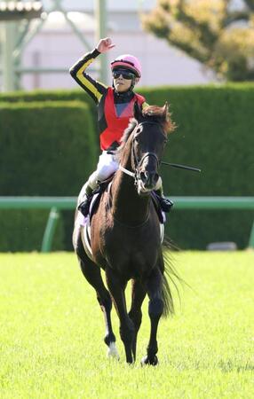 大阪杯を制したクロワデュノールと北村友＝５日