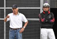 小島師と話す国枝厩務員（左）