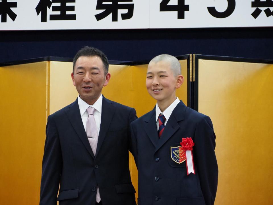 ＪＲＡ競馬学校の騎手課程第45期生として入学した勝嵜文哉さん（右）と鹿戸厩舎の調教助手を務める父・太資さん