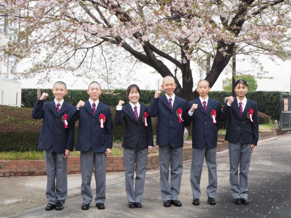 ＪＲＡ競馬学校の騎手課程４５期生として入学した（左から）五十嵐翼さん、石神龍貴さん、大垣奈々さん、勝嵜文哉さん、新原泰伸さん、山田向日葵さん