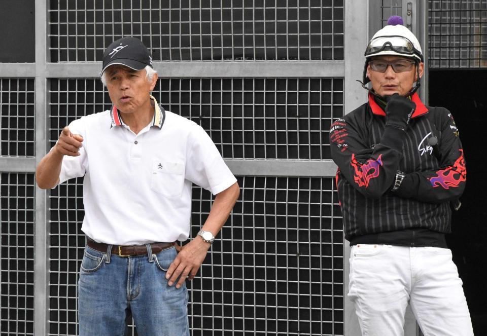 小島師と話す国枝厩務員（左）