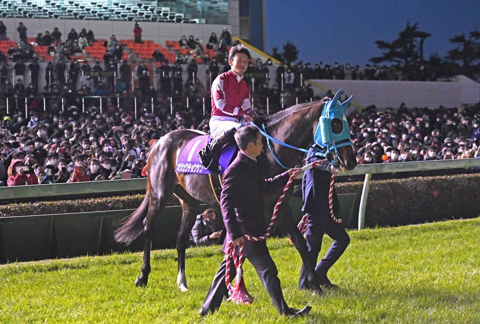 石神深一騎手を背に引退式をおこなったオジュウチョウサン（２２年）