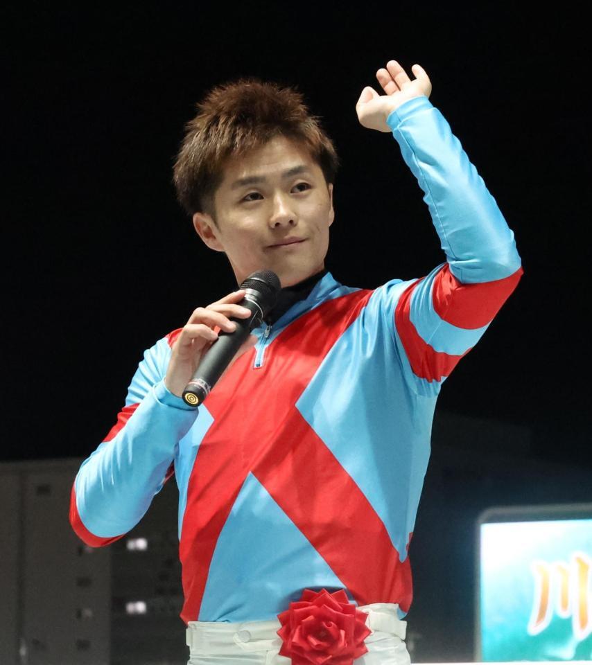 観衆に手を振る西村淳也騎手＝川崎競馬場