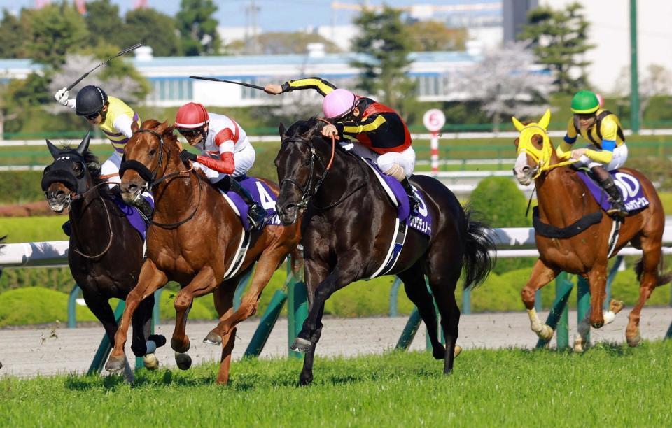 大阪杯を制したクロワデュノール（中央）＝４月５日