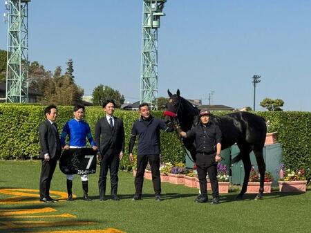 ＪＲＡ通算８００勝を達成した横山武（左から２人目）