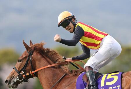桜花賞をスターアニスで制し、拳を握る松山（撮影・中田匡峻）