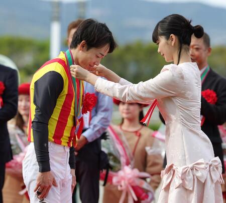プレゼンターの見上愛（右）からメダルをかけてもらう松山（撮影・坂部計介）
