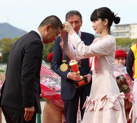 スターアニスで桜花賞を制した高野師（左）にメダルを授与する見上愛（撮影・中田匡峻）