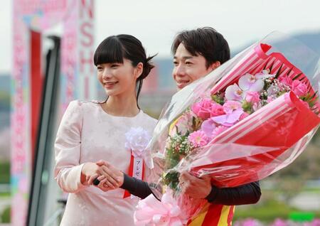 松山（右）と握手を交わす見上愛（撮影・石湯恒介）