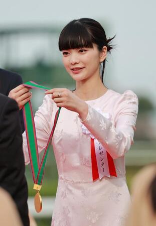 プレゼンターを務めた見上愛（撮影・石湯恒介）