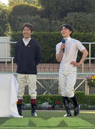 引退競走馬支援のためのチャリティーオークションに登場した田辺裕信騎手（左）と長浜鴻緒騎手