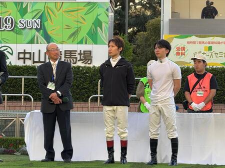 引退競走馬支援のためのチャリティーオークションに登場した（左から）角居勝彦元調教師、田辺裕信騎手、長浜鴻緒騎手