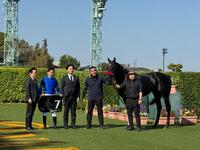 ＪＲＡ通算８００勝を達成した横山武（左から２人目）