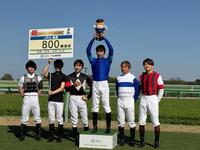 ＪＲＡ通算８００勝を達成した横山武（中央）を祝うセレモニー