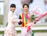 プレゼンターの見上愛（左）と握手を交わす松山（撮影・坂部計介）