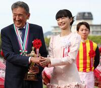 表彰式で笑顔を見せる見上愛（右）。奥は松山（撮影・中田匡峻）