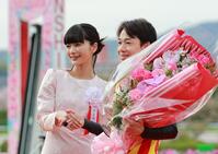 松山（右）と握手を交わす見上愛（撮影・石湯恒介）