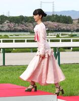 表彰式で登壇する見上愛（撮影・中田匡峻）