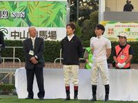 引退競走馬支援のためのチャリティーオークションに登場した（左から）角居勝彦元調教師、田辺裕信騎手、長浜鴻緒騎手