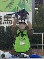 引退競走馬支援のためのチャリティーオークションで最高額で落札された長浜鴻緒騎手の鞍