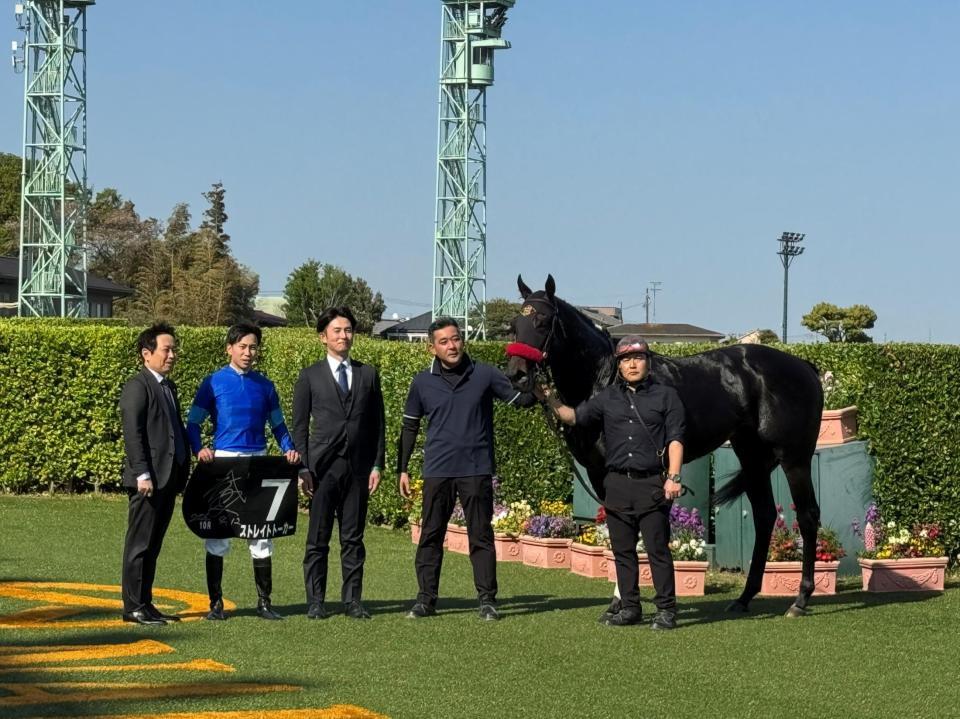 ＪＲＡ通算８００勝を達成した横山武（左から２人目）