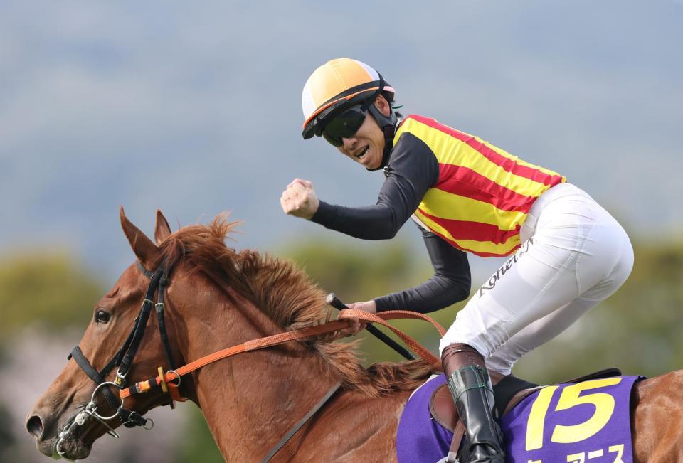 桜花賞をスターアニスで制し、拳を握る松山（撮影・中田匡峻）