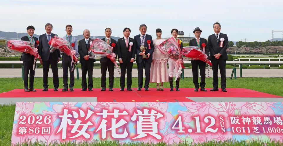 スターアニスで桜花賞を制した関係者と見上愛（右から４人目）＝撮影・中田匡峻