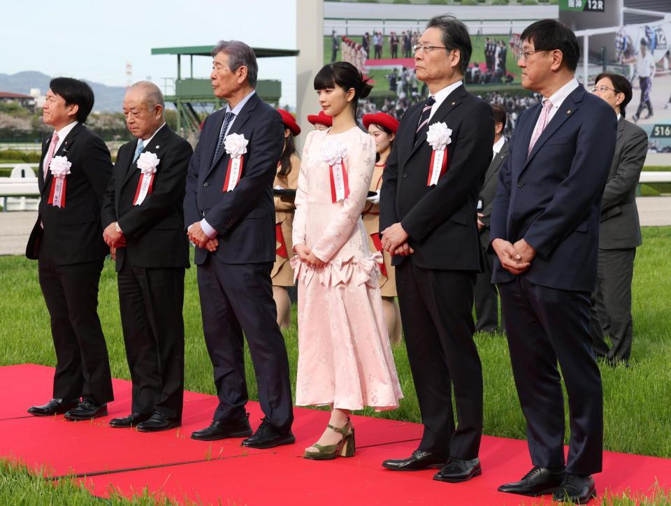 表彰式に出席する見上愛（左から４人目）＝撮影・中田匡峻