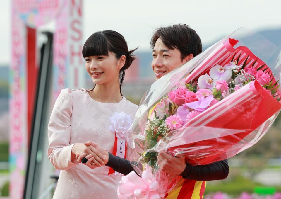 松山（右）と握手を交わす見上愛（撮影・石湯恒介）