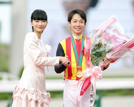　プレゼンターの見上愛（左）と握手を交わす松山弘平騎手＝阪神競馬場（撮影・坂部計介）