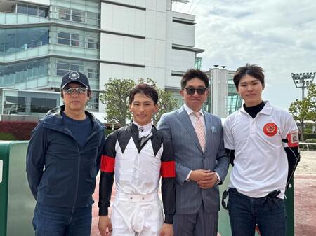 初騎乗を終えた西優哉（中央左）と師匠の澤佳宏調教師（左）、初騎乗馬を管理する須田和伸調教師（中央右）ら　　