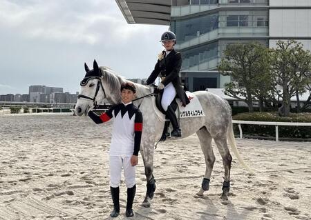 西優哉と初陣での誘導を担当した妻の里奈さん