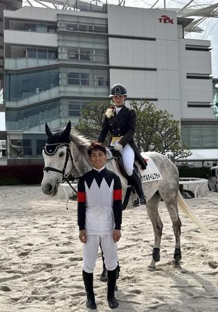 西優哉と初陣での誘導を担当した妻の里奈さん