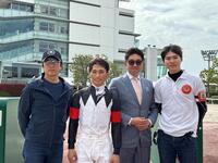 初騎乗を終えた西優哉（中央左）と師匠の澤佳宏調教師（左）、初騎乗馬を管理する須田和伸調教師（中央右）ら　　