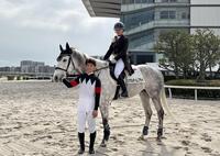 西優哉と初陣での誘導を担当した妻の里奈さん