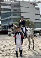 西優哉と初陣での誘導を担当した妻の里奈さん