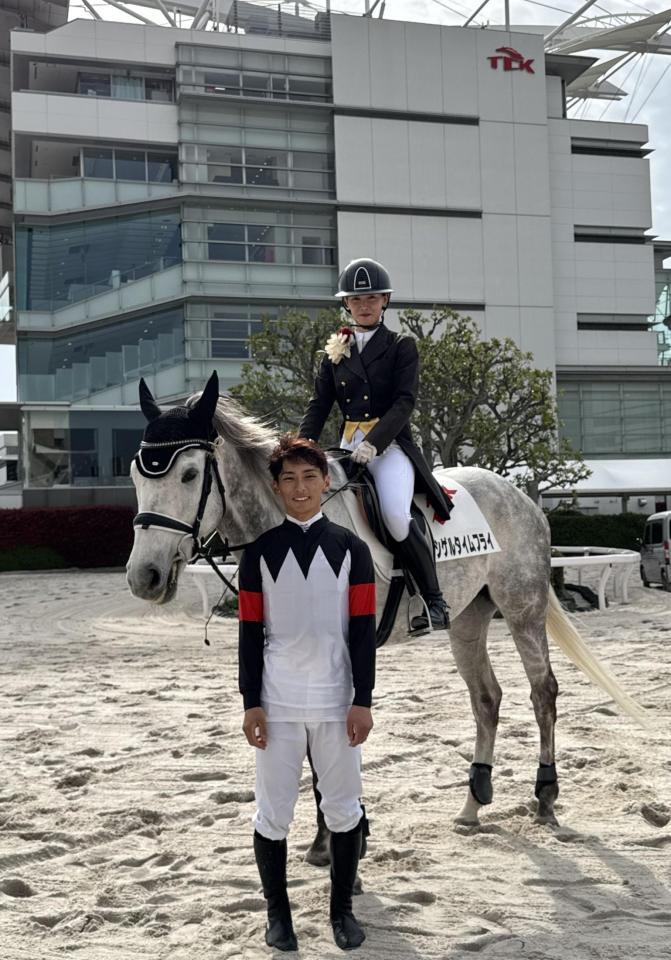 西優哉と初陣での誘導を担当した妻の里奈さん