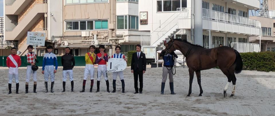 地方競馬通算９００勝を達成した藤田輝師（右から２人目）