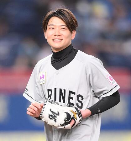 始球式を務め笑顔の三浦皇成（撮影・開出牧）