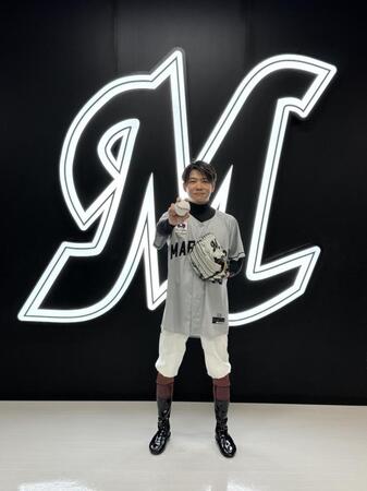 ロッテ対日本ハム戦で始球式を行った三浦皇成騎手＝千葉・ＺＯＺＯマリンスタジアム