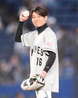 始球式の前にボールを手にポーズを決める三浦皇成（撮影・開出牧）